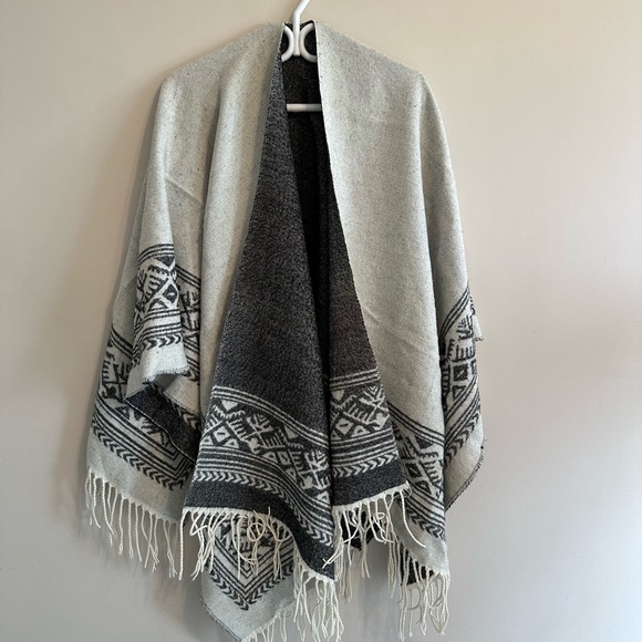 Reversible Shawl - Picture 2 of 2